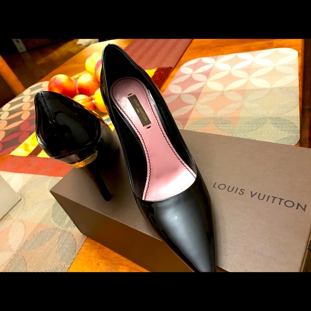 Authentic Louis Vuitton beautiful heels size 7!!